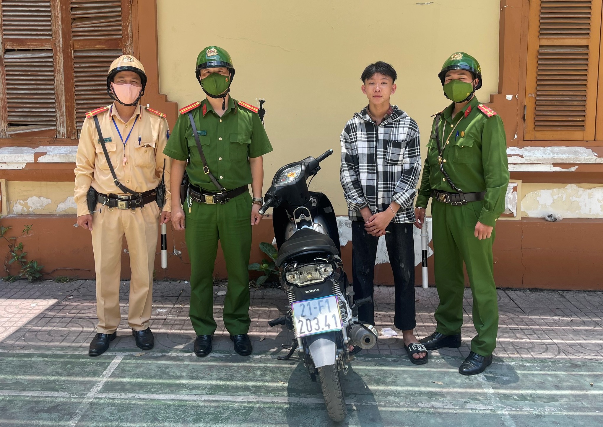 Xử lý 5 trường hợp điều khiển phương tiện lạng lách trên đường giao thông